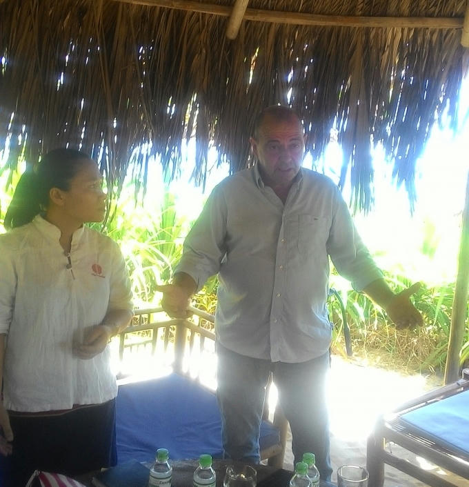 Ông Michel Scharwitzel (quốc tịch Pháp) Giám đốc Khu du lịch Villa Louise (huyện Phú Vang, tỉnh Thừa Thiên - Huế) cho biết: “Tôi đến Việt Nam vì mục đích đầu tư kinh doanh không vì mục đích chính trị".