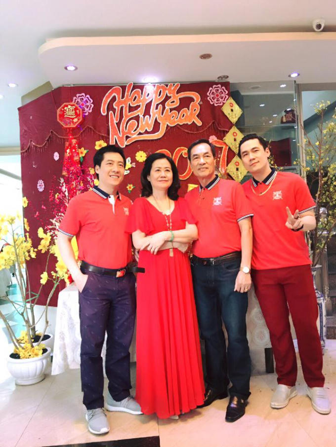 Ca sĩ Khánh phương sum họp bên gia đình.