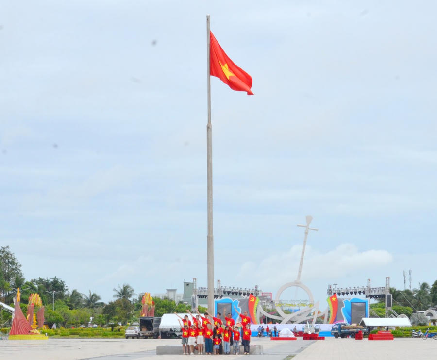 Du khách check-in tại Quảng trường Hùng Vương (phường Bạc Liêu).