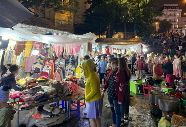 Nhiều người mua áo ấm.