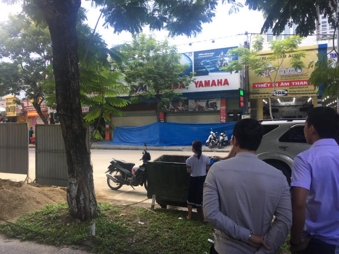 N&oacute;ng: Ph&aacute;t hiện vật thể nghi m&igrave;n ngay vỉa h&egrave; đường Nguyễn Huệ