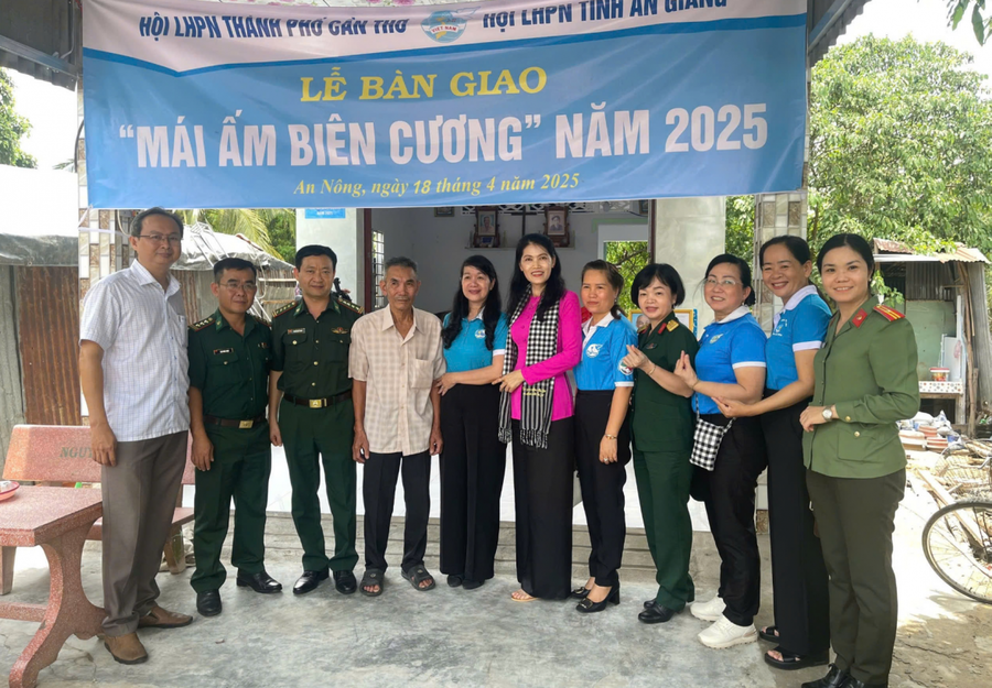 Bàn giao nhà “Mái ấm biên cương”