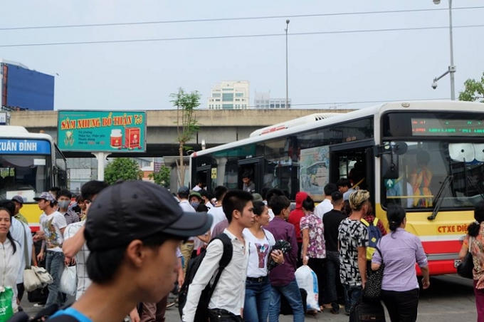Các học sinh sinh viên cũng trở lại Thủ Đô chuẩn bị cho tuần học mới.