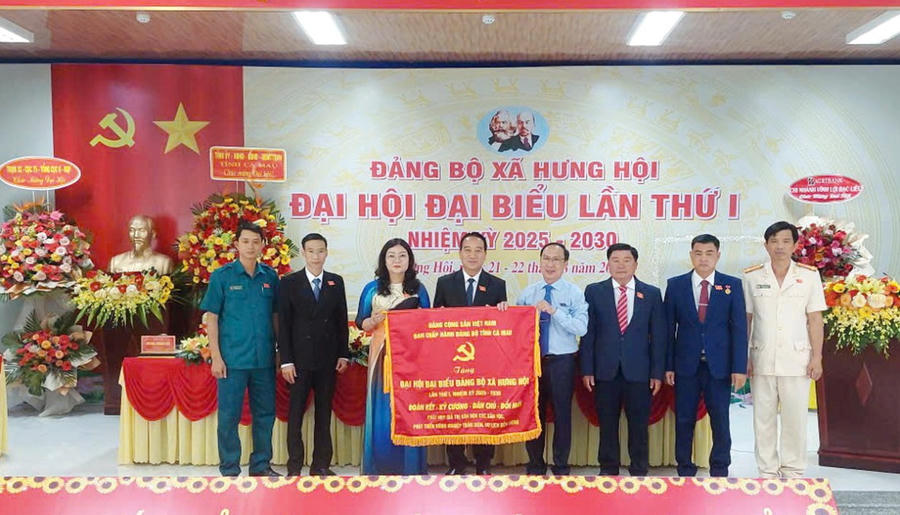 Thay mặt Ban Chấp hành Đảng bộ tỉnh Cà Mau, ông Phan Hoàng Vũ – Phó Chủ tịch HĐND tỉnh, trao tặng bức trướng cho Đảng bộ xã Hưng Hội với dòng chữ: “Đoàn kết – Kỷ cương – Hành Động – Phát triển”.