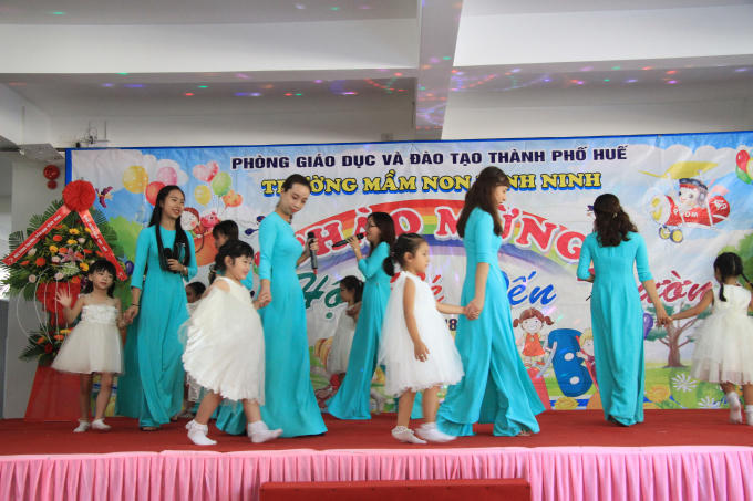 Cô và cháu cùng buổi diễn.