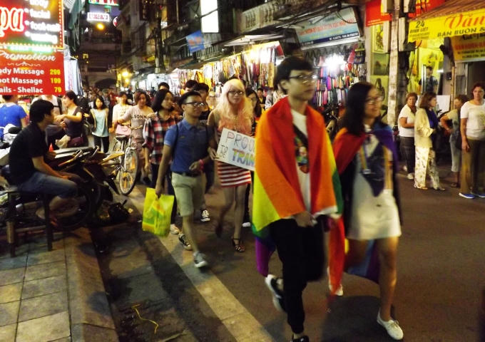 Dòng người cùng nắm tay nhau đi bộ trên khu Phố cổ (Ảnh: Đức Biên)