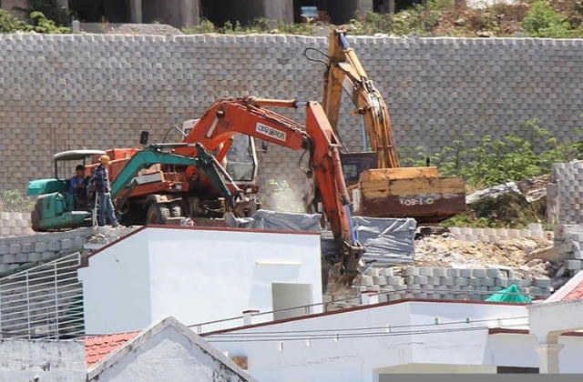 Bắt đầu phá dỡ tường chắn khổng lồ trái phép ở Nha Trang