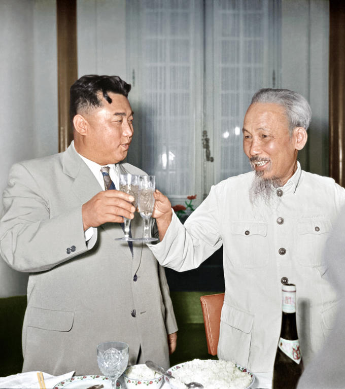 Chủ tịch Hồ Chí Minh tổ chức cuộc chiêu đãi chào mừng Thủ tướng Kim Nhật Thành.
