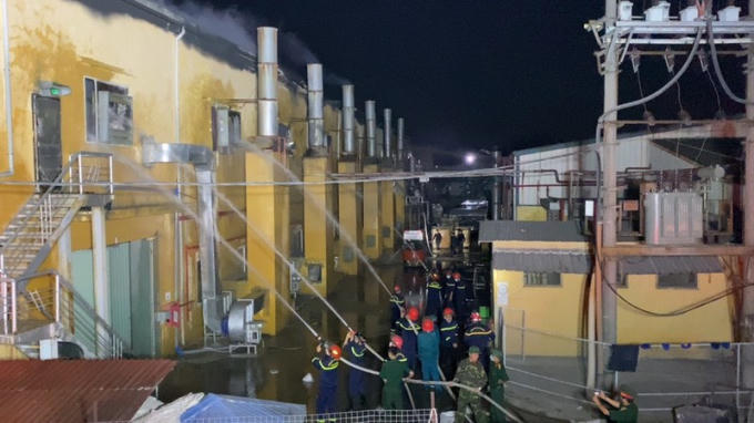 Lực lượng Cảnh sát PCCC tiến hành dập lửa.