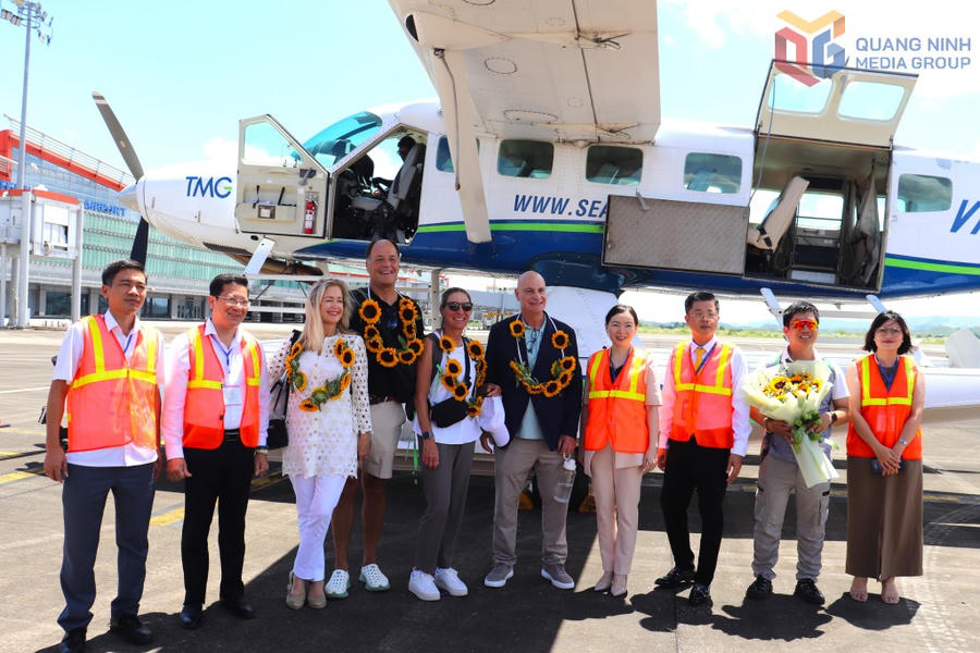 Lãnh đạo sở, ngành, địa phương tặng hoa chúc mừng đoàn khách triệu phú Mỹ đến Quảng Ninh.