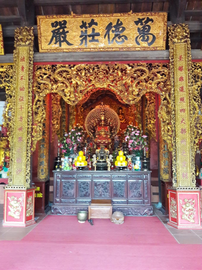 Ban Tam Bảo tại chùa Hồng Phúc.