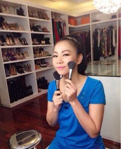 Tủ đồ tràn ngập những món hàng hiệu xa xỉ.