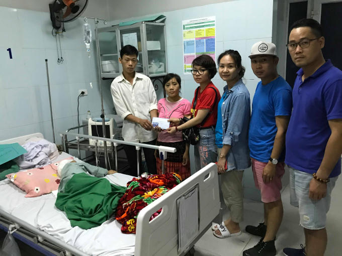 Đoàn thiện nguyện thăm hỏi động viên cháu Sùng A Khen, trận lũ ngày 24/6 vừa qua đã cướp đi toàn bộ nhà cửa, đồ dùng và đứa em gái 1 tuổi, hiện cháu đang bị thương ở đầu khá nặng và 1 tay thì bị gẫy. .