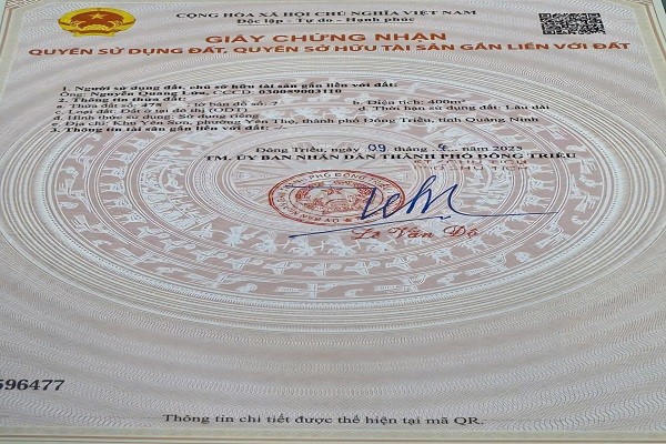 GCN QSDĐ mang tên ông Nguyễn Quang Lứa (cũng chuyển đổi 400m2 đất trồng cây lâu năm sang đất ở tại đô thị), ngày 09/04/2025, do Phó chủ tịch TP Đông Triều, ông Lê Văn Độ ký tên, đóng dấu.