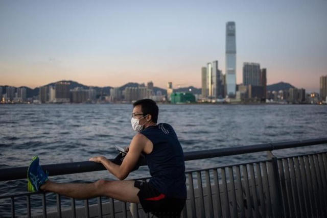 Cuộc chiến chống Covid-19 còn nhiều thử thách ở phía trước. (Ảnh minh họa: Reuters)