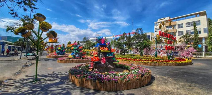 Đường hoa xuân Tân Sửu 2021 được trang trí với các đại cảnh trung tâm và nhiều tiểu cảnh mang sắc màu xuân mới.