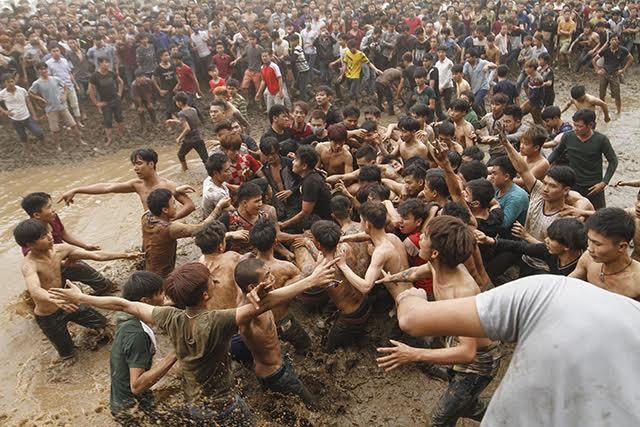 Theo các cao niên trong làng, nếu ai đó bị quả chúi, quả phết rơi vào đầu hay chạm tay vào được thì người ấy sẽ may mắn cả năm. Vì thế, hàng nghìn người đã nhảy vào tranh cướp, để cầu mong may mắn.  Ảnh: NT