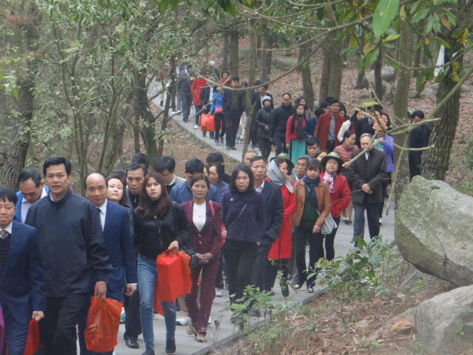 Nhân dân và du khách thập phương đến tế lễ.