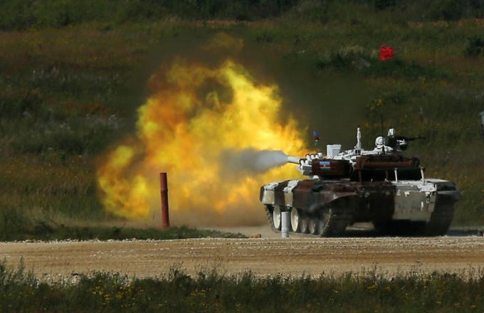 Xe tăng T-72 của đội Azerbaijan khai hỏa vào mục tiêu giả định. (Ảnh: Reuters)