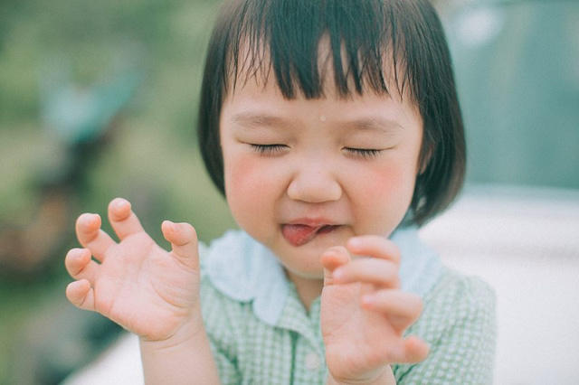 “Thích đứa trẻ này vô cùng, vô cùng. Thích cái vẻ lém nghịch, làm trò đủ thứ trước máy cô như thế này. Ngồi làm ảnh mà xả được vô số stress mệt mỏi luôn”, Tiểu Ann viết về cô bé.