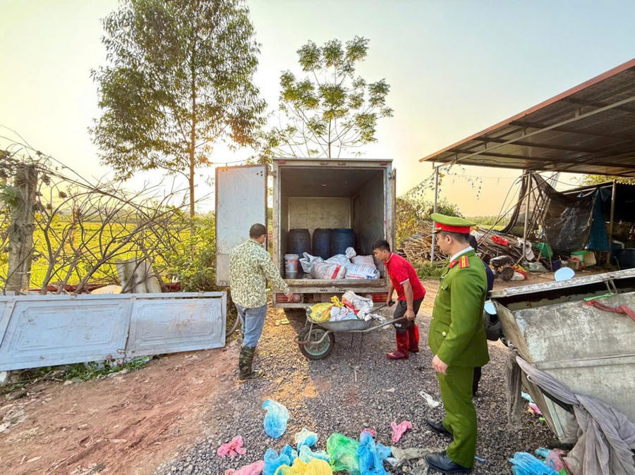 Lực lượng chức năng kiểm tra phát hiện số nội tạng động vật không rõ nguồn gốc, xuất xứ đã bị bốc mùi. (Ảnh: CABN)