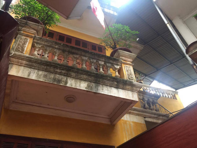 Mặt ngõ nhìn ra hồ.