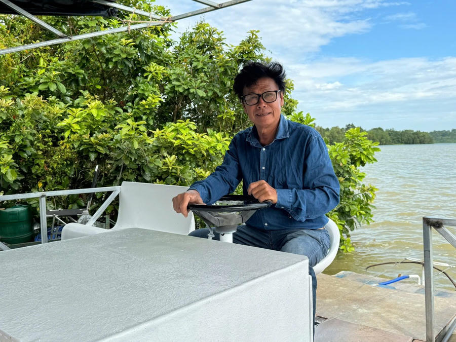Ca sĩ Cao Minh bên hồ Trị An.