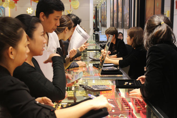 Theo nhân viên của cửa hàng cửa hàng của Phú Quý, năm nay cộng thêm tâm lý cầu may ngày Thần Tài năm nay trùng với ngày Tình nhân nên có nhiều khách hàng đến chọn những sản phẩm trang sức bên cạnh vàng.