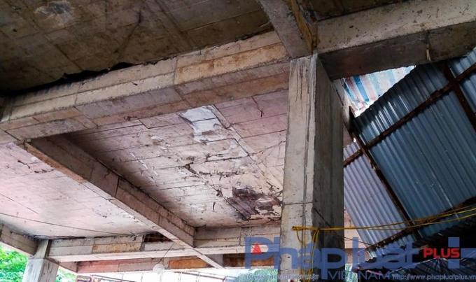 Có những điểm mái bằng đã bị bong tróc