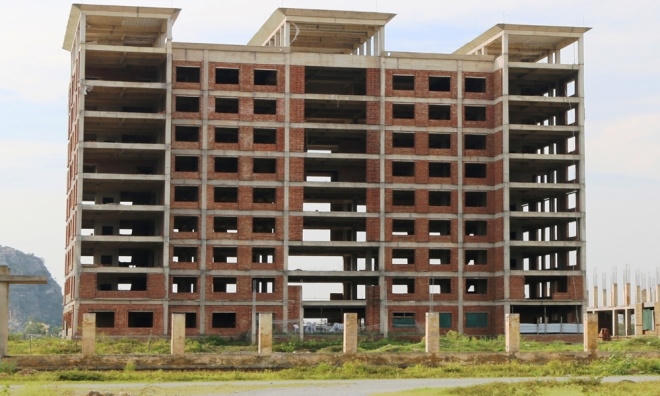 Dự án Trường Đại học Hoa Lư (xã Ninh Nhất, Hoa Lư, Ninh Bình) được phê duyệt đầu tư năm 2010 trên diện tích 15 ha, trị giá hơn 420 tỷ đồng từ nguồn vốn Trung ương và Chương trình mục tiêu quốc gia. Chủ đầu tư là Đại học Hoa Lư, đơn vị thi công là Công ty TNHH xây dựng Thống Nhất.
              Dự án gồm hai khu nhà 5 tầng làm phòng học, một dãy nhà hiệu bộ 9 tầng. Được khởi công năm 2011, dự kiến hoàn thành sau 5 năm, khi đi vào hoạt động, công trình phục vụ cho công tác dạy, học và nghiên cứu của hàng nghìn sinh viên, giảng viên Đại học Hoa Lư. Để phục vụ dự án, hàng chục hộ dân phải nhượng lại đất lúa.