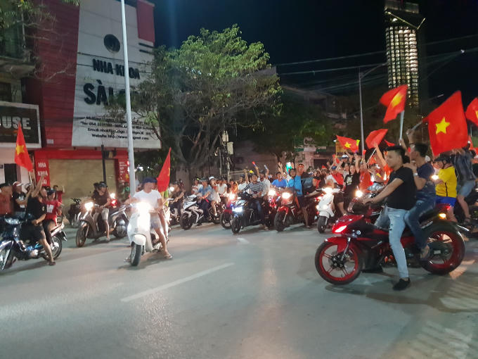 Nhiều người hâm mộ xuống đường ăn mừng chiên thắng.