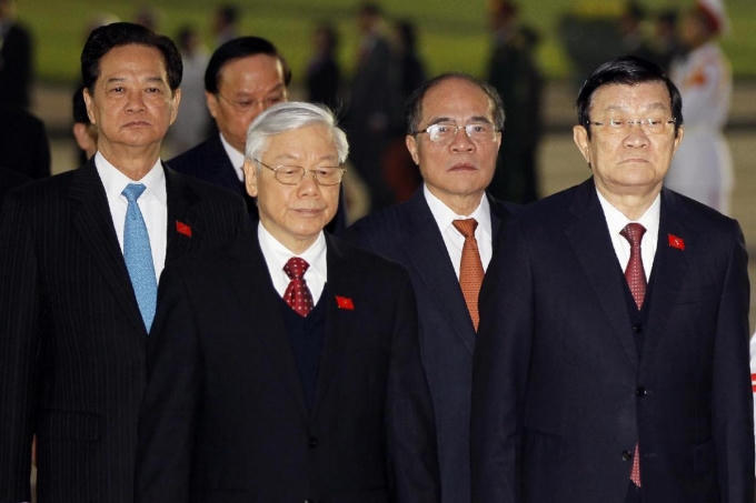 Tổng Bí thư Nguyễn Phú Trọng (thứ hai bên trái), Thủ tướng Chính phủ Nguyễn Tấn Dũng (bên trái), Chủ tịch nước Trương Tấn Sang (bên phải) và Chủ tịch Quốc hội Nguyễn Sinh Hùng đã đến đặt vòng hoa, vào Lăng viếng Chủ tịch Hồ Chí Minh. (Ảnh: AFP)