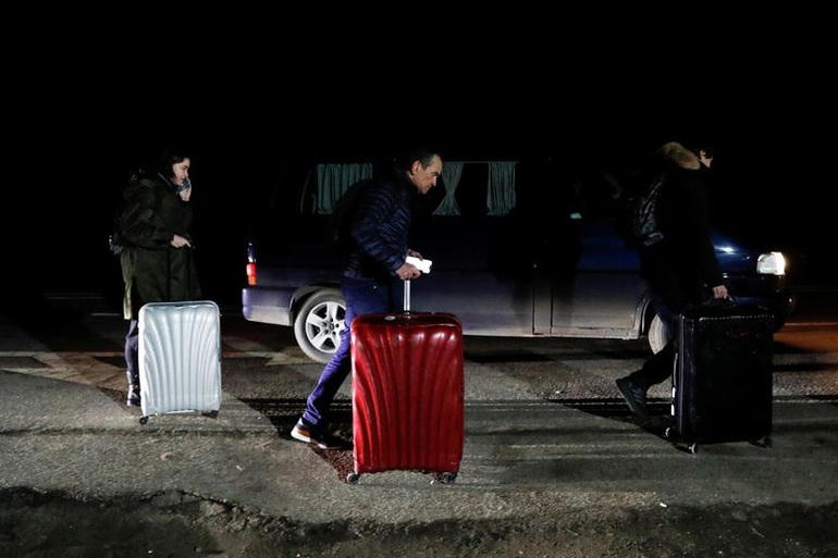 Người dân di tản từ Ukraine sang Hungary sau khi Nga mở chiến dịch quân sự ở Ukraine (Ảnh: Reuters).