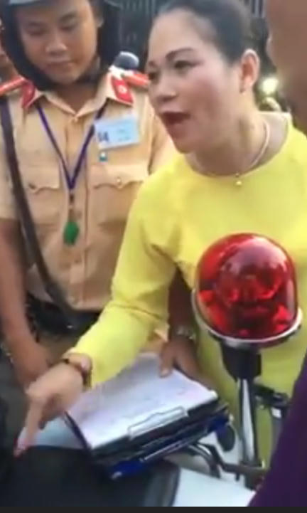 Hình ảnh người phụ nữ áo vàng chửi rủa thóa mạ Cảnh sát giao thông (Ảnh cắt từ clip). 