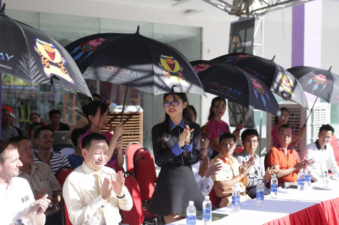 Lãnh đạo tập đoàn Empire, Thaco, các sở ban ngành tại Đà Nẵng tham dự lễ bàn giao 12 xe buýt Coco city tour.