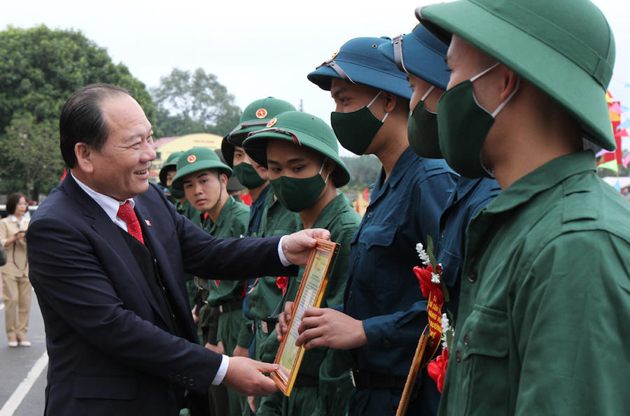 Đồng chí Trần Công Thắng trao thư khen của UBND huyện Lạng Giang cho các thanh niên viết đơn tình nguyện nhập ngũ.