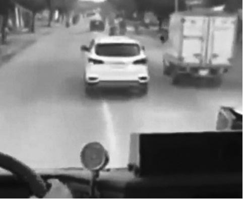 Chiếc xe ô tô không nhường đường xe cứu hỏa khoảng 4km. (Hình cắt từ Clip)