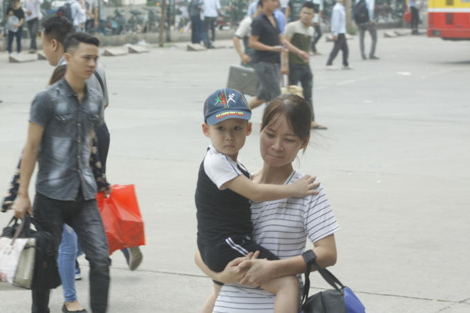 Thời tiết nắng nóng, oi bức lên đến 35 độ ngoài trời khiến nhiều người tỏ ra mệt mỏi. Nhất là trẻ em, mặc dù đã được bố mẹ bế trên tay, nhưng nhìn những khuôn mặt của các bé tỏ ra rất mệt.