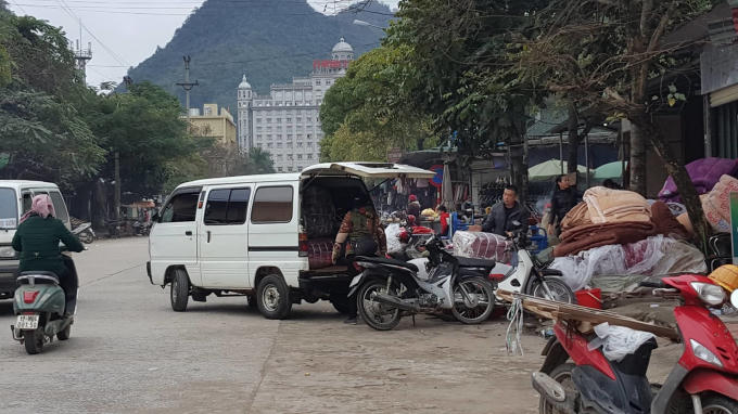 Chiếc xe đang được tài xế nhồi nhét hàng hóa lên xe ở cửa khẩu Tân Thanh.