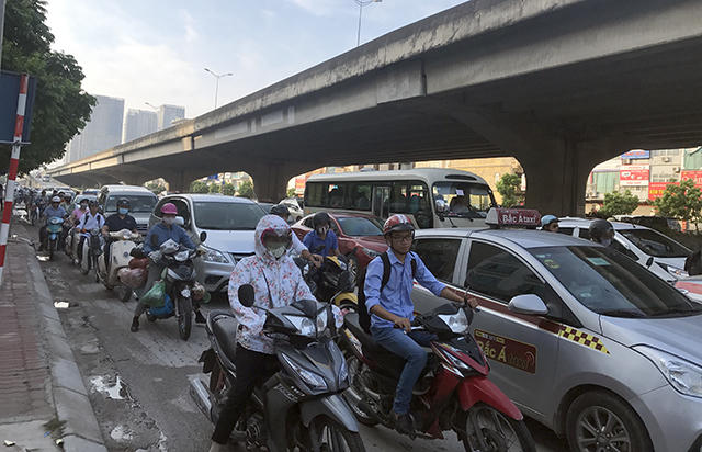 Tuyến đường Nguyễn Xiển bị ùn tắc kéo dài hàng kilomet