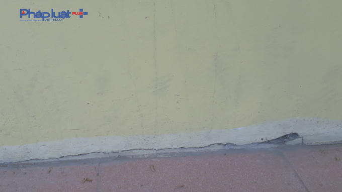 Xuất hiện vết nứt tại khu nhà trưng bày bổ sung.