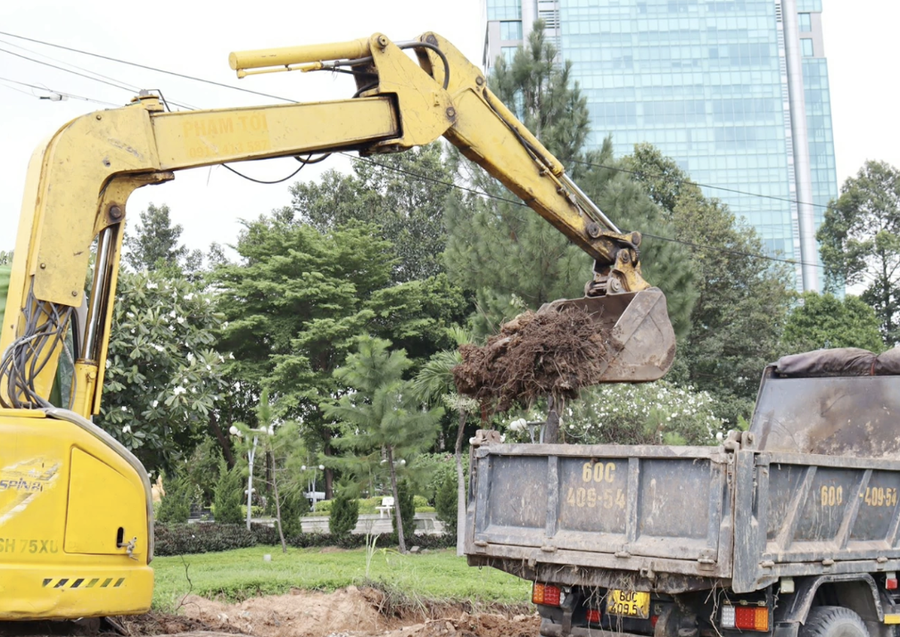 Thi công dỡ hàng rào công viên Lam Sơn. Ảnh: H.Lộc