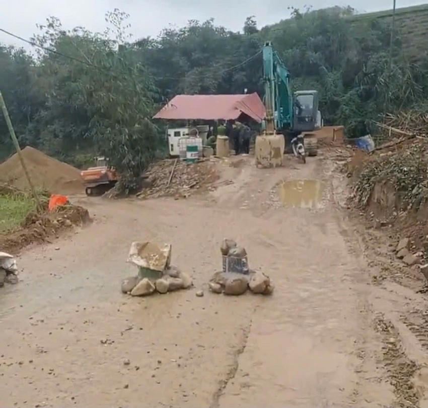 Điểm mỏ khai thác cát sỏi lòng sông Bứa của Công ty Sông Biển ngay sát ruộng 2 lúa hoa màu của người dân.
