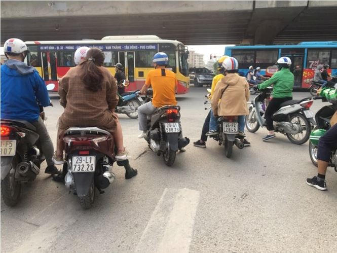 Vượt đèn đỏ hoặc dừng đèn đỏ trên phần đường của người đi bộ, dừng xe giữa ngã tư đèn đỏ... là hiện tượng khá phổ biến tại Hà Nội.