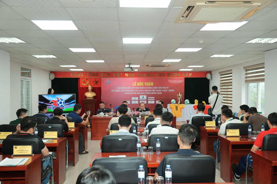 Toàn cảnh lễ bốc thăm.