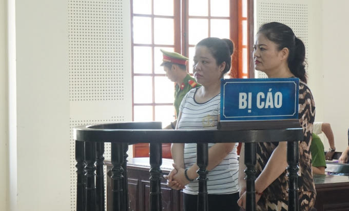 Hai bị cáo Thảo và Trang tại phiên xét xử.