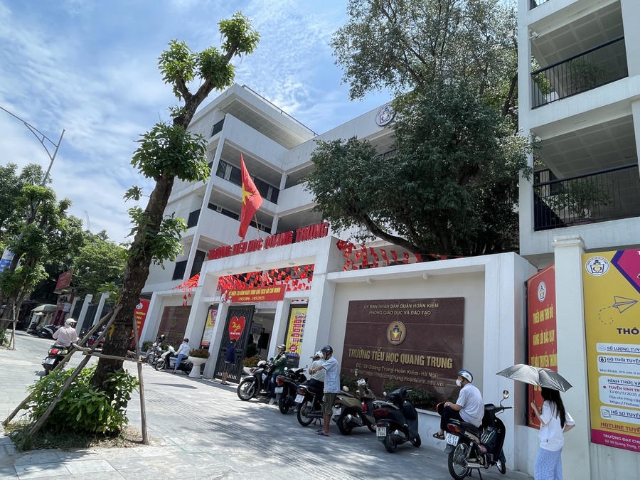 Trường Tiểu học Quang Trung (Hoàn Kiếm, Hà Nội) từng bị báo chí phản ánh "đội giá" tại Gói thầu Cung cấp, lắp đặt thiết bị trường học cho trường Tiểu học Quang Trung: Công ty TNHH Thương mại và Sản xuất Ngọc Diệp trúng thầu với giá 5.943.202.000 đồng.