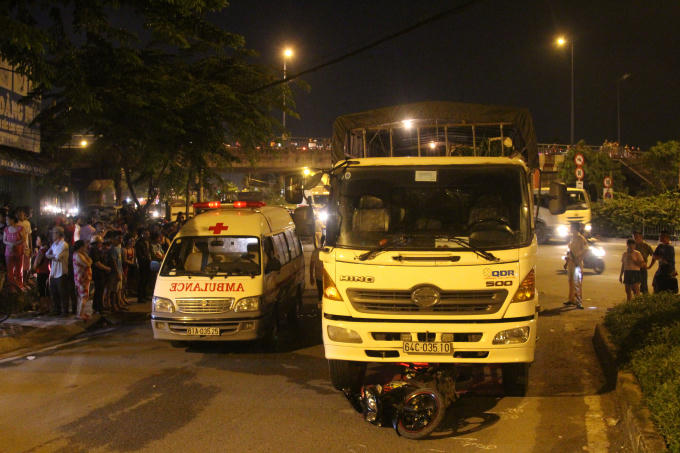 Xe máy bị kéo lê trên đường, nạn nhân tử vong tại chỗ.