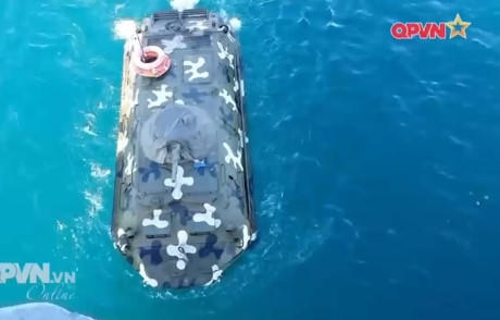 Các tay lái xe bọc thép lội nước BTR-60PB cũng không chịu thua kém.