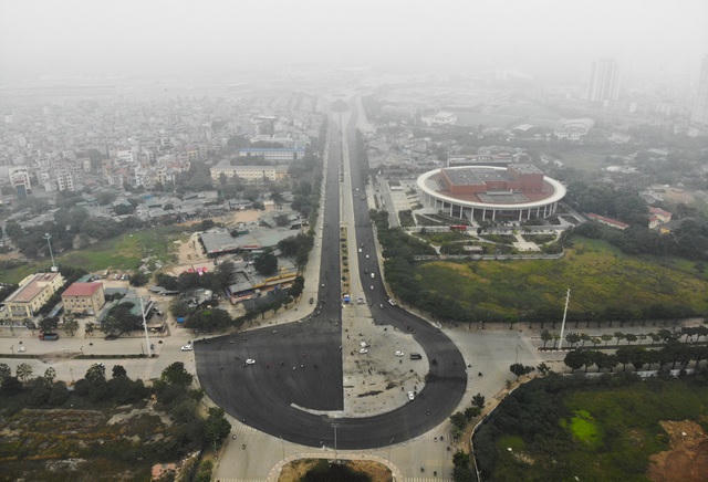 Theo ghi nhận của PV, vào lúc 17h chiều 20/1, tuyến đường Lê Quang Đạo (Nam Từ Liêm) được gấp rút tháo dỡ rào chắn; mặt đường rộng, thông thoáng.